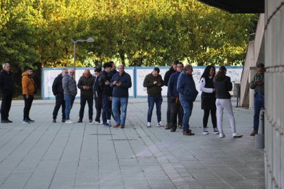 Colas para adquirir entradas de cara al Cultural-Ponferradina de este domingo.