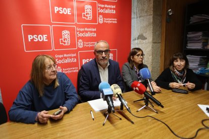 Rueda de prensa de los socialistas, este lunes.