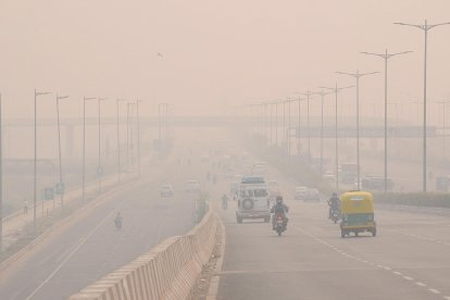 Vehículos circulan entre la niebla mezclada con humo en Nueva Delhi, la India, en una imagen de archivo. EFE/ Str