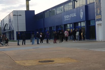 Las colas para retirar las localidades para el derbi provincial entre la Cultural y la Ponferradina comenzaron muy temprano este martes en El Toralín.