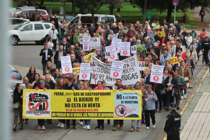 Manifestacion del 8 de octubre ante la sede de la Junta en Ponferrada en contra de la instalación de una planta de residuos orgánicos en Castropodame.