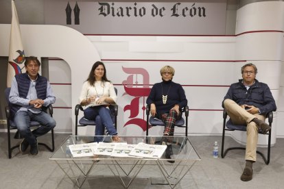 Francisco Gómez, alcalde de Sena de Luna; la periodista Pilar Infiesta; Carmen Mallo, alcaldesa de Murias de Paredes y Emilio Orejas, alcalde de Valdelugueros, en la mesa de debate del Congreso de Diario de León.