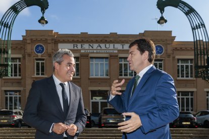 El presidente de la Junta de Castilla y León, Alfonso Fernández Mañueco, mantiene una reunión de trabajo con la Dirección de Renault en París. En la imagen junto a Josep María Recasens, director general de Renault España y director País Iberia del grupo