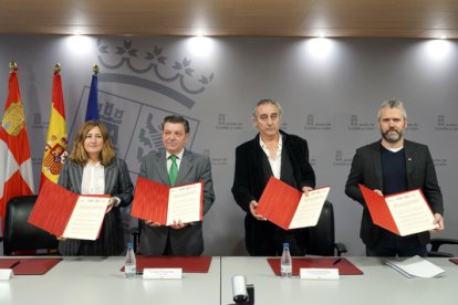 El consejero de la Presidencia, Luis Miguel González Gago, firma el protocolo general de actuación entre la Junta de Castilla y León, CEOE, UGT y CCOO para la promoción y difusión de las características y potencialidades de la Comunidad Autónoma