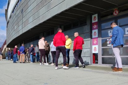 Colas en el Reino de León para adquirir entradas de cara al Cultural-Ponferradina.