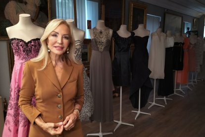 Carmen Lomana, con algunos de los vestidos sacados a subasta.