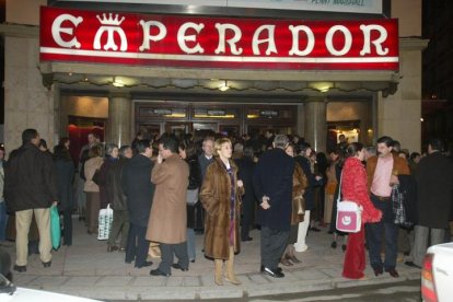 Numeroso público ante el Emperador cuando el teatro estaba abierto.