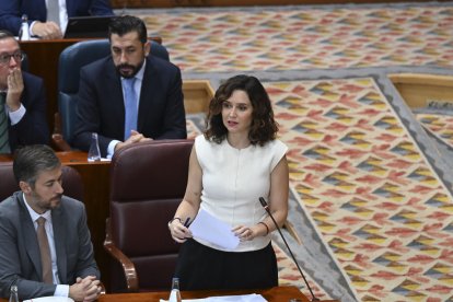 La presidenta de la Comunidad de Madrid, Isabel Díaz Ayuso (d) interviene durante el pleno de la Asamblea de Madrid celebrado este jueves. EFE/ Fernando Villar