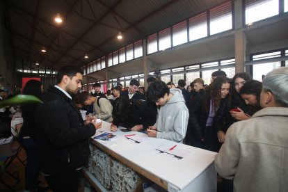 Jóvenes interesándose por las ofertas de la Feria, a primera hora de esta mañana.