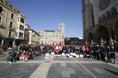 Acto de Cáritas junto a la Catedral de León.