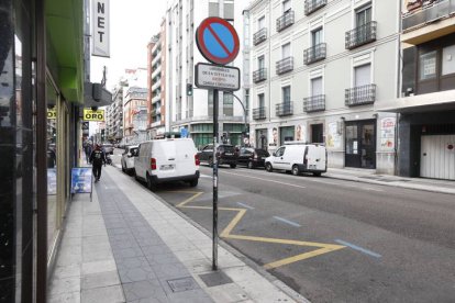 Una señal de carga y descarga en una calle de León.