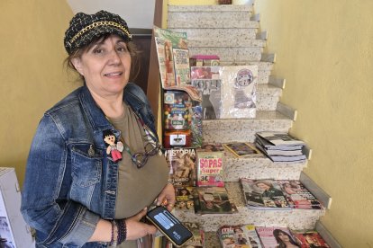 Le queman la librería en Bembibre y traslada el kiosko a la escalera de su casa