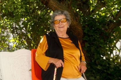 La degeneración macular ha dejado casi ciega a María Concepción Ordóñez, que a sus 86 años ha adaptado su vida y su casa a su nueva situación, a la que se añade los problemas de movilidad. No claudica y prefiere vivir sola, con apoyos y con la casa adaptada y etiquetada.