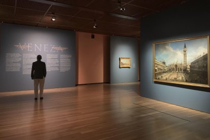 Los museos Calouste Gulbenkian de Portugal y Thyssen-Bornemisza de España se han unido en una exposición que permite dar un paseo por la Venecia del siglo XVIII de la mano de grandes maestros de la pintura, que abre sus puertas este viernes en Lisboa y llegará a Madrid en 2025. La muestra, 'Venecia en fiesta', cuenta con más de medio centenar de obras de pintores como Canaletto y Francisco Guardi procedentes de las colecciones de ambos museos, que se exponen en conjunto por primera vez y cuentan la historia de la ciudad que despertó tanta atracción en los artistas a lo largo de los siglos. La exhibición arranca, como toda visita a Venecia, en la Plaza de San Marcos, y después deja al visitante escoger libremente por dónde continuar su paseo a través de las obras. EFE/Rocío Muñoz