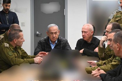 Fotografía cedida por la Oficina del Primer Ministro israelí de Israel, Benjamín Netanyahu (c), quien sigue el ataque a Irán este sábado, en la base militar de Kyria en Tel Aviv (Israel). EFE/ Oficina del Primer Ministro Israelí /SOLO USO EDITORIAL/ SOLO DISPONIBLE PARA ILUSTRAR LA NOTICIA QUE ACOMPAÑA (CRÉDITO OBLIGATORIO)