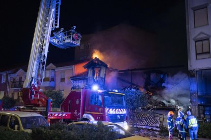 Santander, 26 oct (EFE).- Una explosión de gas ha provocado esta madrugada el derrumbe de un edificio de la calle de La Albericia, en Santander, y se busca a tres personas que podían estar en el interior del inmueble. El siniestro se ha producido sobre las 4.00 horas de esta madrugada en el número 22 de la calle de La Albericia de la capital cántabra y ha llevado a desalojar todos los edificios cercanos al afectado por la explosión.EFE/ Pedro Puente Hoyos