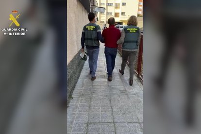 La Guardia Civil ha detenido en Palencia a un hombre de 56 años acusado de delitos contra la libertad sexual, prostitución y corrupción de menores cometidos presuntamente contra seis menores, cinco chicas de entre 15 y 17 años y un sexto menor, que actuaba como facilitador recibiendo un beneficio económico por ello. EFE/ Guardia Civil SOLO USO EDITORIAL/SOLO DISPONIBLE PARA ILUSTRAR LA NOTICIA QUE ACOMPAÑA (CRÉDITO OBLIGATORIO)