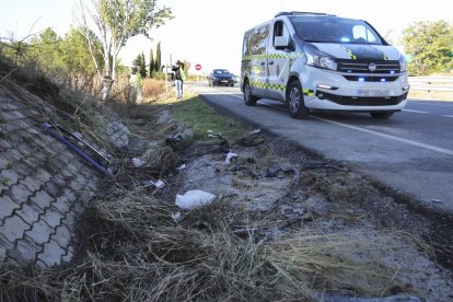 Cuatro personas han fallecido y una quinta ha resultado herida grave tras la salida de vía de un turismo registrada este sábado en la autovía A-92 a su paso por Moraleda de Zafayona (Granada). Según ha informado el servicio de emergencias 112 de Andalucía, el accidente ha tenido lugar a las 00:30 horas a la altura del kilómetro 215 de la A-92, sentido Granada, momento en el que varias personas alertaron de la saluda de vía. EFE/ Pepe Torres