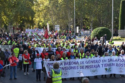 MADRID, 26/10/2024.- Manifestación de pensionistas bajo el lema 'La movilización nuestra fuerza', en defensa del sistema público de pensiones, este sábado, en Madrid. EFE/ Fernando Villar