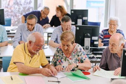 Personas mayores participan en un taller de tecnología