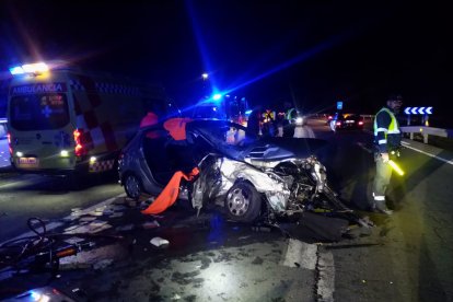 Estado en el que quedó uno de los coches tras el impacto.