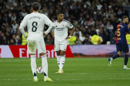 El delantero francés del Real Madrid Kylian Mbappé reacciona tras recibir un gol del delantero polaco del FC Barcelona Robert Lewandowski, durante el partido de la jornada 11 de LaLiga EA Sports entre el Real Madrid y el FC Barcelona, este sábado en el estadio Santiago Bernabéu, en Madrid. EFE/Juanjo Martín