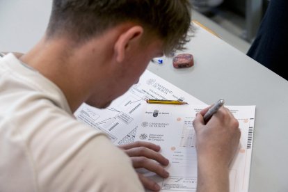 Imagen de archivo de un alumno realizando un examen correspondiente a las pruebas de acceso a la Universidad (EBAU). EFE/Marcial Guillén