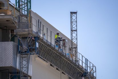 Imagen de archivo de un edificio de viviendas en construcción. EFE/Antonio García