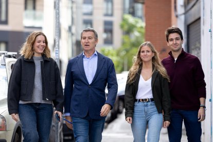 El líder del PP, Alberto Núñez Feijóo (2i), a su llegada a un acto de Nuevas Generaciones celebrado este domingo en Madrid. EFE/ Daniel Gonzalez