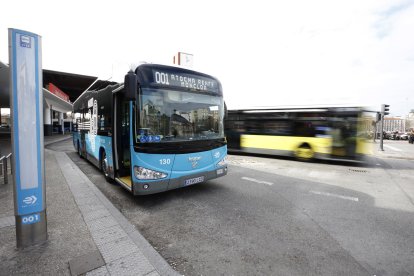 Imagen de archivo de dos autobuses en el madrileño intercambiador de Atocha. EFE/ Javier Lizón