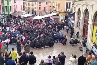 Ambiente en el centro de León para el derbi.