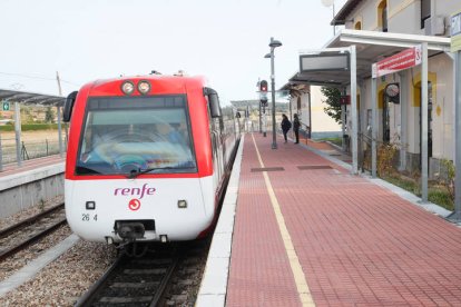 Un tren Feve a su llegada a la estación de la Asunción-Universidad.