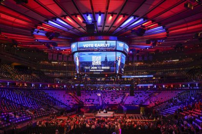 La gente comienza a ingresar al Madison Square Garden antes de que el candidato presidencial republicano y expresidente estadounidense Donald Trump realice un mitin en el lugar. EFE/Ssrah Yenesel