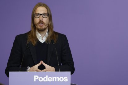 El portavoz y secretario de Organización de Podemos, Pablo Fernández durante la rueda de prensa celebrada en la sede del partido de Madrid este lunes. EFE/ JJ Guillén