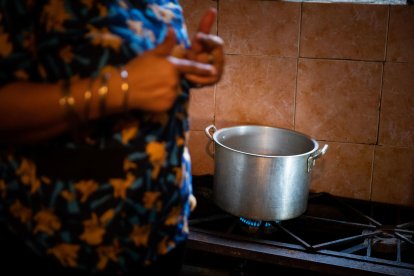 Imagen de archivo de una mujer cocinando en una cocina de gas. EFE/ Rayner Pena R