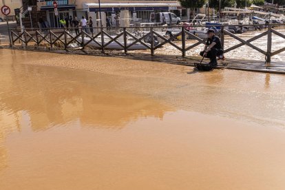 Consecuencias en Manacor (Mallorca) de la DANA, que ha dejado en la madrugada de este lunes una gran cantidad de precipitaciones en diferentes puntos de la isla. Una de las zonas más afectadas han sido Porto Cristo, donde Es Riuet (en la imagen) se ha desbordado, y Manacor, localidad ésta última en la que los bomberos trabajaban en achicar el agua en la Academia de Rafa Nadal. EFE/Cati Cladera