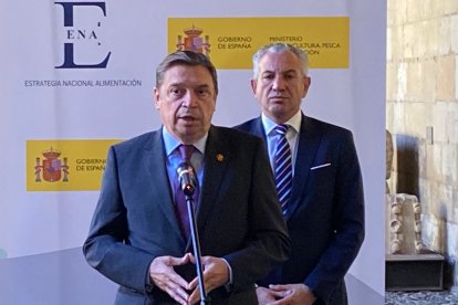 El ministro Luis Planas junto al delegado del Gobierno en Castilla y León, Nicanor Sen.