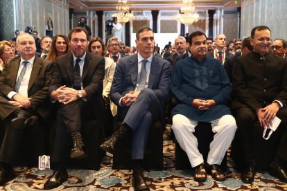 BOMBAY, 29/10/2024.- El presidente del Gobierno español, Pedro Sánchez, junto al ministro de Industria y Turismo, Jordi Hereu (i), y el ministro de Transportes y Movilidad Sosenible, Óscar Puente (2i), durante el Foro Empresarial Spain-India Business Summit, organizado en Bombay con motivo de su visita oficial a la India, en el que intervino también el ministro de Transporte Terrestre y Autopistas indio, Nitin Gadkari (2d), y en el que participaron representantes de unas 150 empresas indias y 120 españolas. EFE/Moncloa/Fernando Calvo // SOLO USO EDITORIAL/SOLO DISPONIBLE PARA ILUSTRAR LA NOTICIA QUE ACOMPAÑA (CRÉDITO OBLIGATORIO)