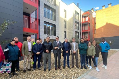 El consejero de Medio Ambiente, Vivienda y Ordenación del Territorio, Juan Carlos Suárez-Quiñones, entrega las llaves de las viviendas de camineros de la localidad leonesa de Valencia de Don Juan