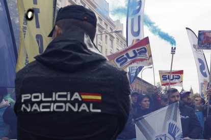 Protesta de agentes de Policía contra la ley de seguridad ciudadana frente a la Cámara Baja, cuyo pleno debate este martes si inicia la tramitación por la vía de urgencia de la reforma de esta ley, conocida como ley mordaza EFE/ Chema Moya