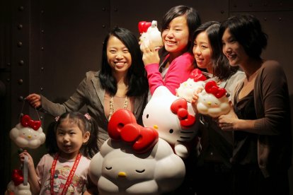 Un grupo de jóvenes posan en el laboratorio de Hello Kitty en Hong Kong, el 12 de agosto de 2009. EFE/YM YIK