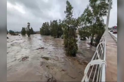 Captura de video que muestra el río Magro desbordado en Utiel y obliga a los bomberos a evacuar bajos y comercios. EFE/Emergencias 112 Valencia -SOLO USO EDITORIAL/SOLO DISPONIBLE PARA ILUSTRAR LA NOTICIA QUE ACOMPAÑA (CRÉDITO OBLIGATORIO)-