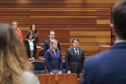 El presidente de Castilla y León Alfonso Fernández Mañueco (d) durante el minuto de silencio por las víctimas de la DANA, este miércoles en el pleno. Las Cortes de Castilla y León guardaron un minuto de silencio para recordar a las víctimas mortales de las inundaciones en la Comunidad Valenciana y el presidente, Carlos Pollán, ha suspendido la sesión para reunir a la Junta de Portavoces, en principio para decidir si el pleno continúa o no. Antes del inicio de la sesión el presidente de las Cortes ha trasladado el 