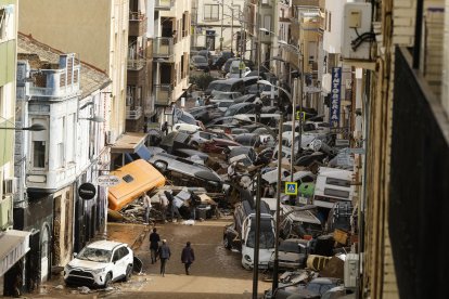 Vehículos amontonados en una calle tras las intensas lluvias de la fuerte dana que afecta especialmente el sur y el este de la península ibérica, este miércoles en Picaña (VaAlencia). EFE/Biel Aliño