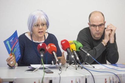 Rosa Castro con Ignacio Fernández, en 2019, durante la presentación del observatorio de migraciones.