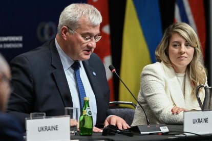 La ministra de Relaciones Exteriores de Canadá, Melanie Joly (der) y el ministro de Relaciones Exteriores de Ucrania, Andrii Sybiha (iz), durante la reunión inaugural de la 'Conferencia Ministerial sobre la Dimensión Humana de la Fórmula de Paz de 10 Puntos de Ucrania' en Montreal, Canadá, el 30 de octubre de 2024. EFE/EPA/Graham Hughes