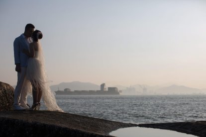 Una pareja posa para las fotos de su boda el 26 de diciembre de 2016, en Xiamen, provincia de Fujian (China). EFE/Str