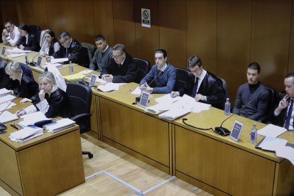 Imagen tomada al circuito de televisión que suministra el TSXG de los acusados, acompañados por sus abogados, durante la sesión de este jueves del juicio por el asesinato de Samuel Luiz en la Audiencia de A Coruña. EFE/Cabalar