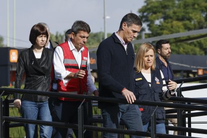 El presidente del Gobierno, Pedro Sánchez (c), acompañado por la ministra de Ciencia, Innovación y Universidades, Diana Morant (i), el president de la Generalitat, Carlos Mazón (2i), y la delegada del Gobierno, Pilar Bernabé (d), visita este jueves el Centro de Coordinación Operativo Integrado (CECOPI) de la Comunitat Valenciana, desde el que se coordinan las labores de emergencia en las zonas afectadas por la dana. EFE/ Kai Försterling