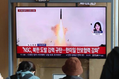 Varias personas ven las noticias sobre el lanzamiento por parte de Corea del Norte de un nuevo misil balístico intercontinental de combustible sólido en la estación de Seúl, Corea del Sur, el 31 de octubre de 2024